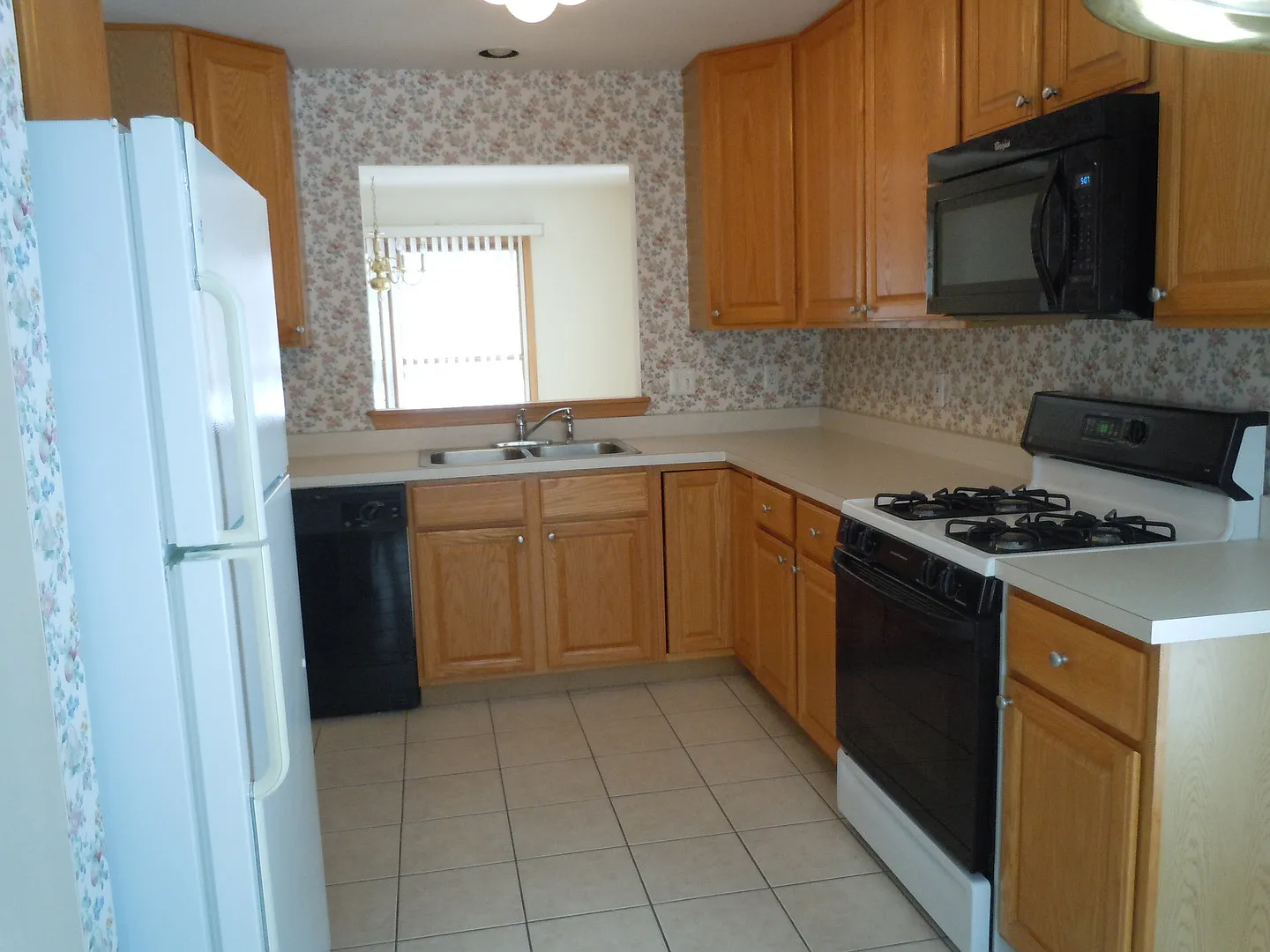 3 bed, 1993 sqft, $2,499 — Photo 4
