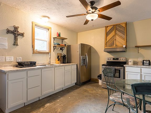 3rd image of 812 Penny Pl