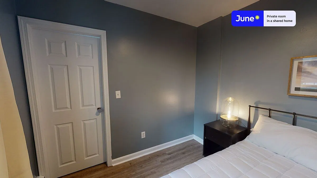 Queen bedroom in 3 bed/1 bath home in North End #471 C — Photo 2