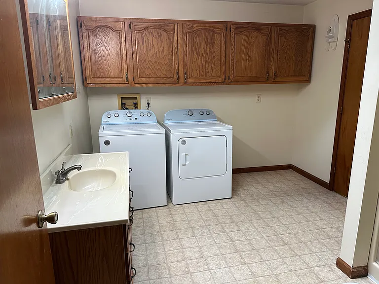 2537 Lafayette Dr — Photo 8