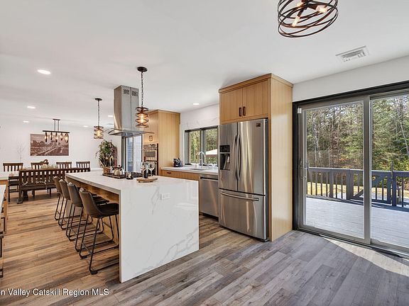 3rd image of 137 Mountain Brook Road