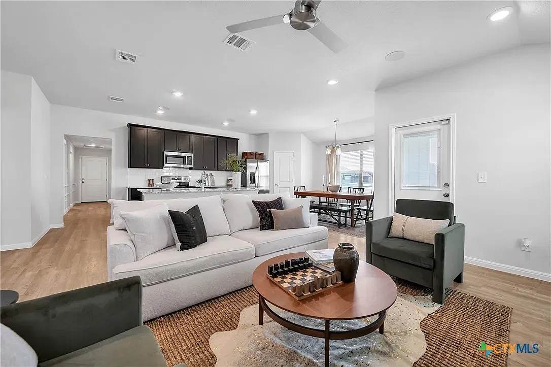 4 bed, 2117 sqft, $1,850 — Photo 3