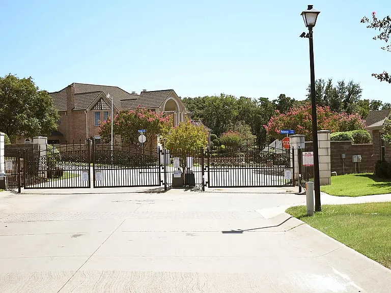 5100 Chesterfield Pl — Photo 2
