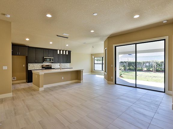 4th image of 230 Catriona Dr