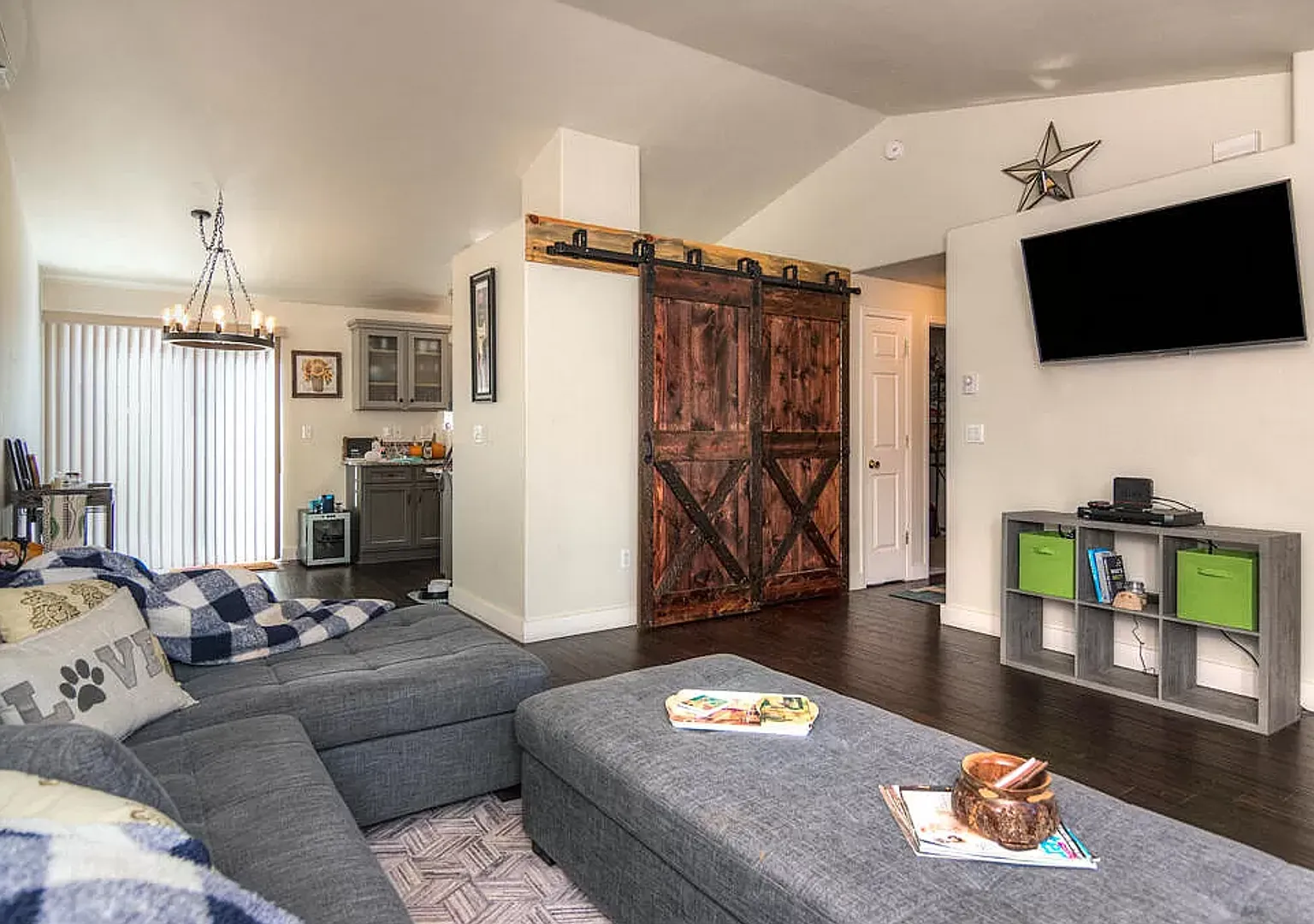 Fantastic 2 Bed/2 Bath with Fully Fenced Backyard - Lodgepole Drive — Photo 2