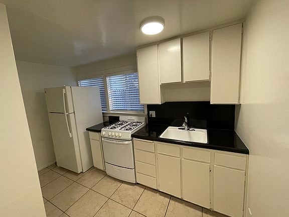 4th image of 678 1/2 Coronado Ave