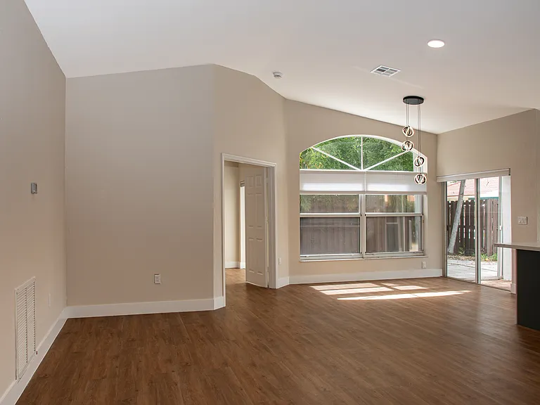 11252 NW 58th Ter — Photo 5