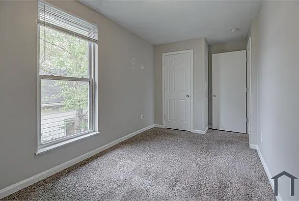 1915 Woodlawn Ave — Photo 16