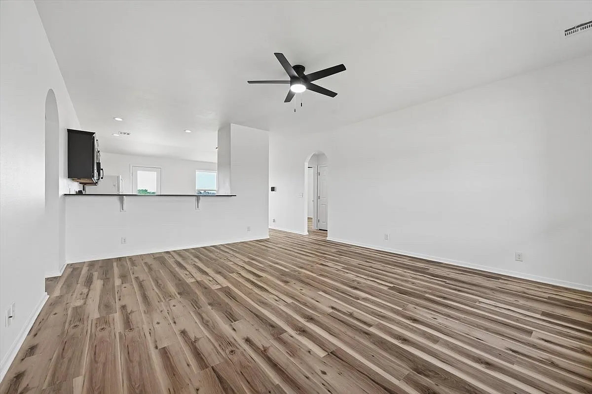 3 bed, 1341 sqft, $2,050 — Photo 2