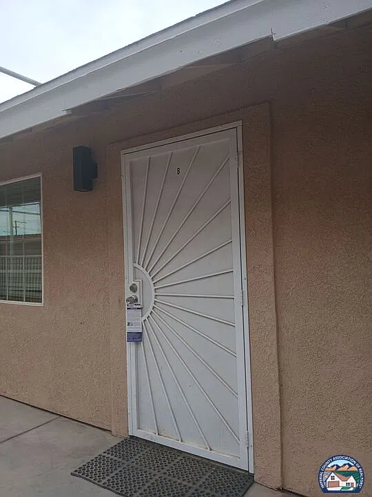 2 bed, 1.0 bath, 3000 sqft, $1,100 — Photo 1