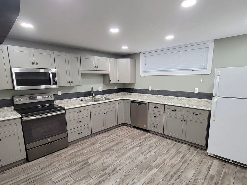 Large Kitchen with dishwasher