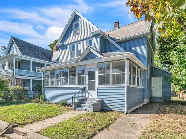 9 Charles St, Holyoke, MA 01040