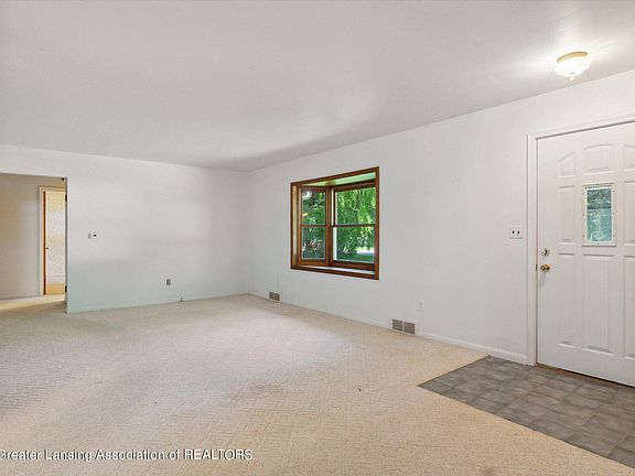 5th image of 4590 Seneca Dr