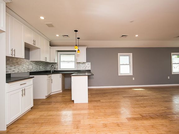 3rd image of 14028 Bascom Ave