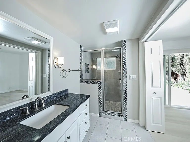 2149 Victoria Dr — Photo 14