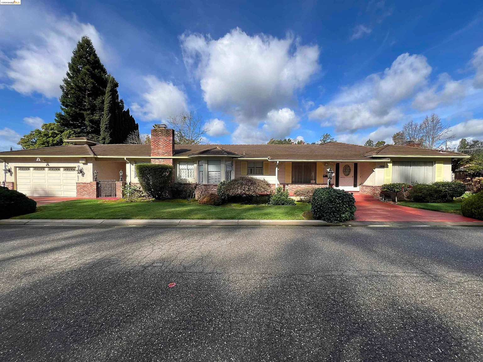 4589 James Ave photo 1