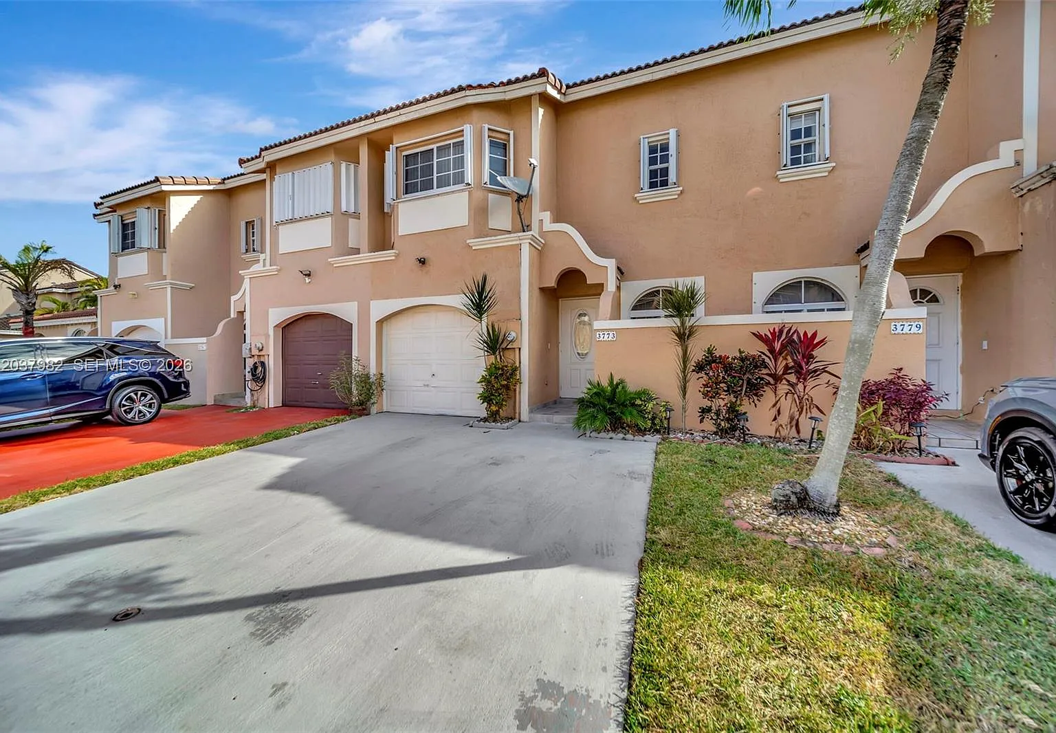 3 bed, 1220 sqft, $3,300 — Photo 1