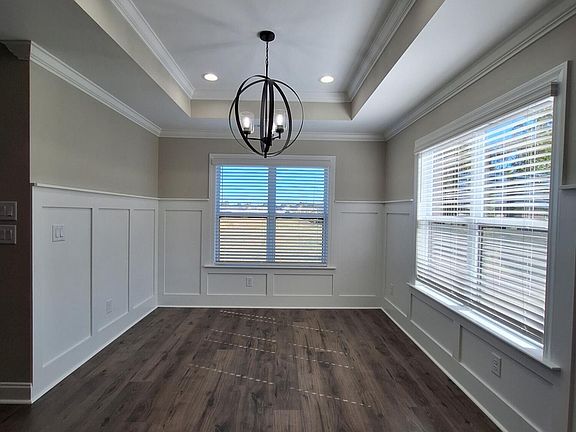 3rd image of 905 Knoll Cir