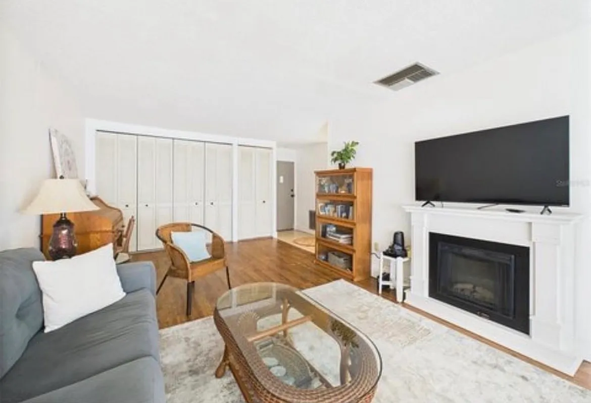 2 bed, 905 sqft, $1,900 — Photo 1