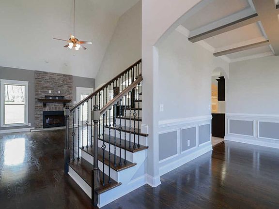 3rd image of 536 Larkspur Dr