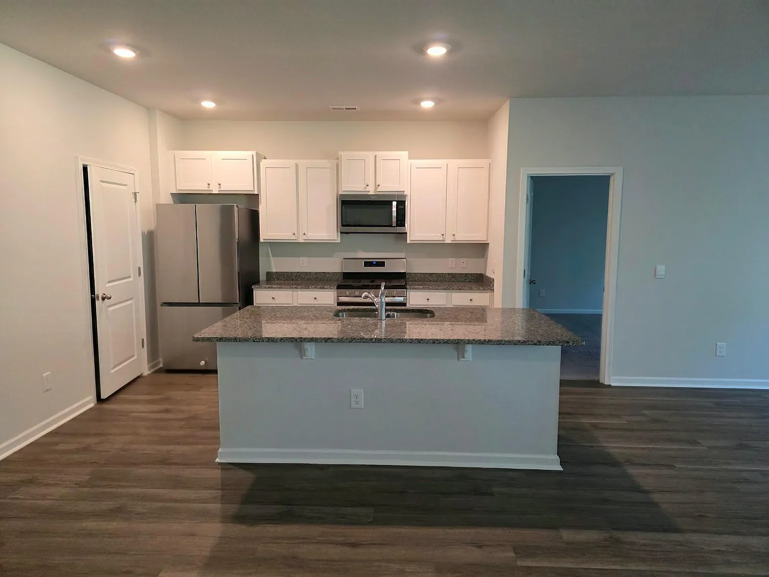 3 bed, 1633 sqft, $2,400 — Photo 4