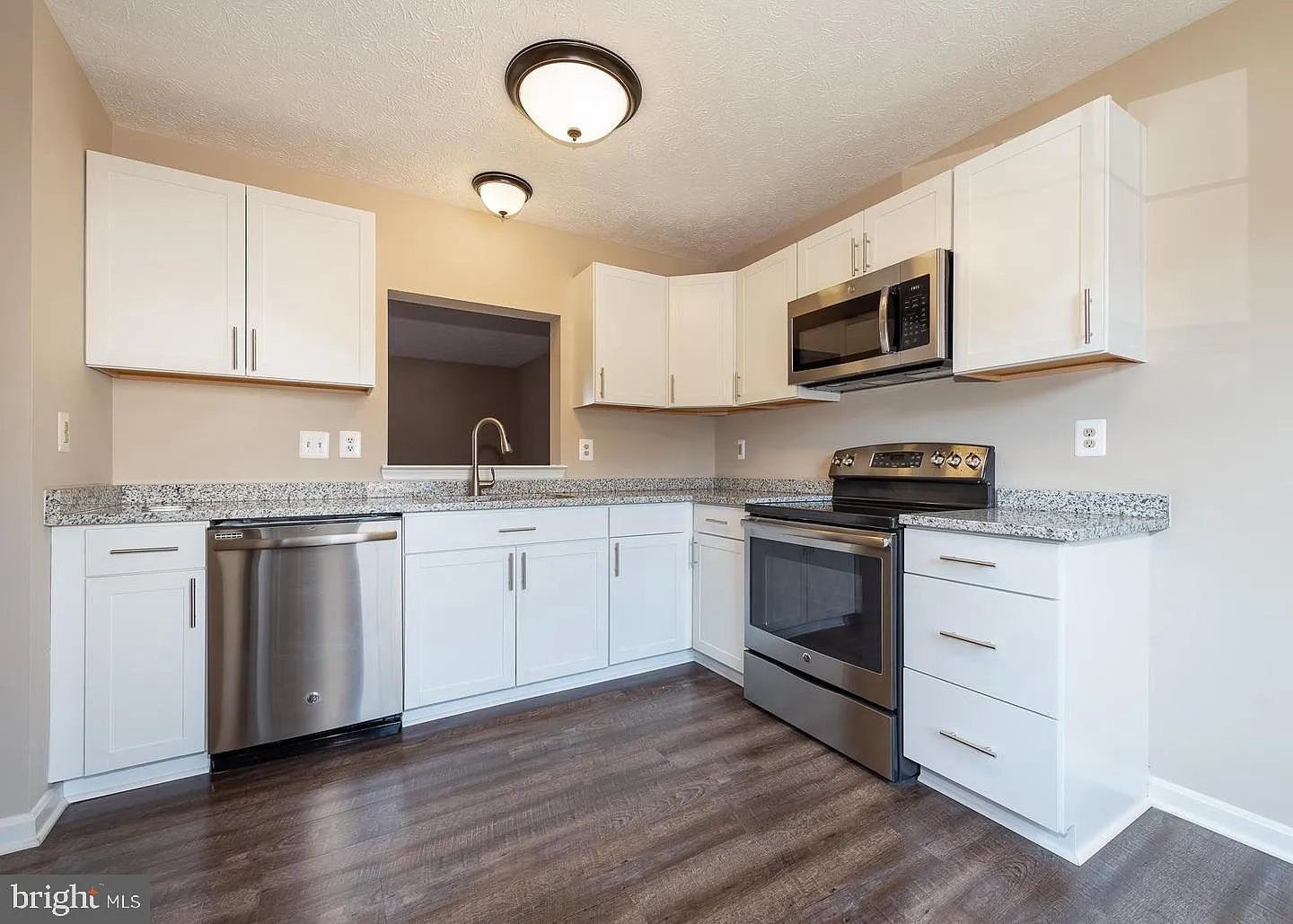 3 bed, 2.5 bath, 1426 sqft, $2,400 — Photo 2