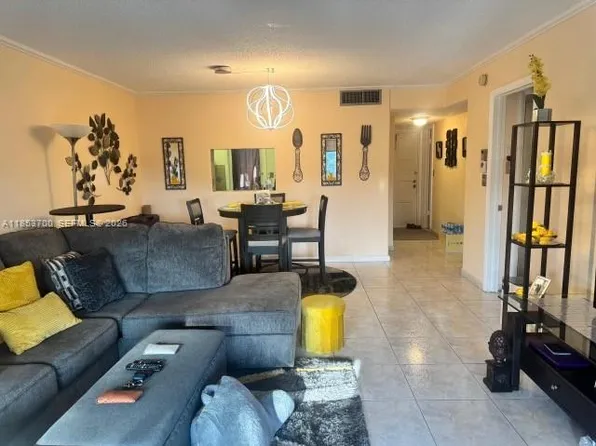 4270 NW 40th St APT 306, Lauderdale Lakes, FL 33319
