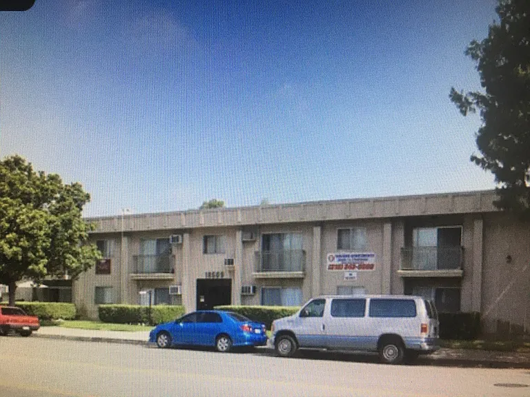 Tarzana Apartments — Photo 17