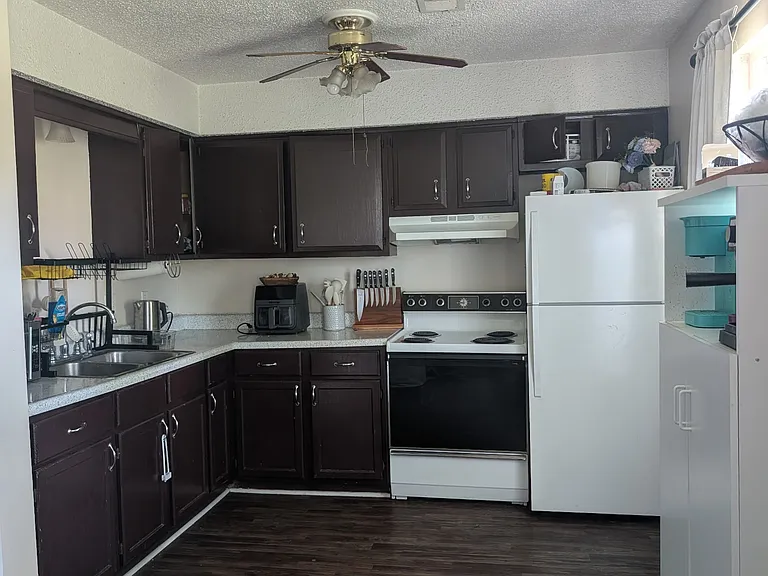 401 W Davis St — Photo 2