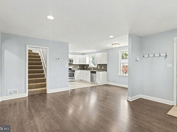 4th image of 527 Stewart Ave
