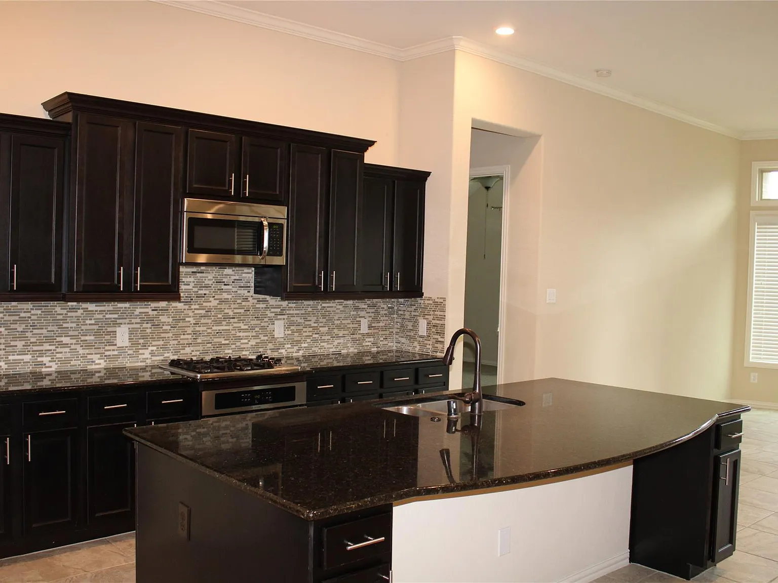 4 bed, 2.0 bath, 2479 sqft, $2,650 — Photo 3