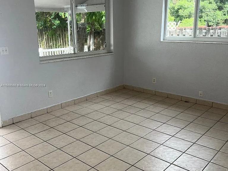 2419 Lincoln St #23B — Photo 4