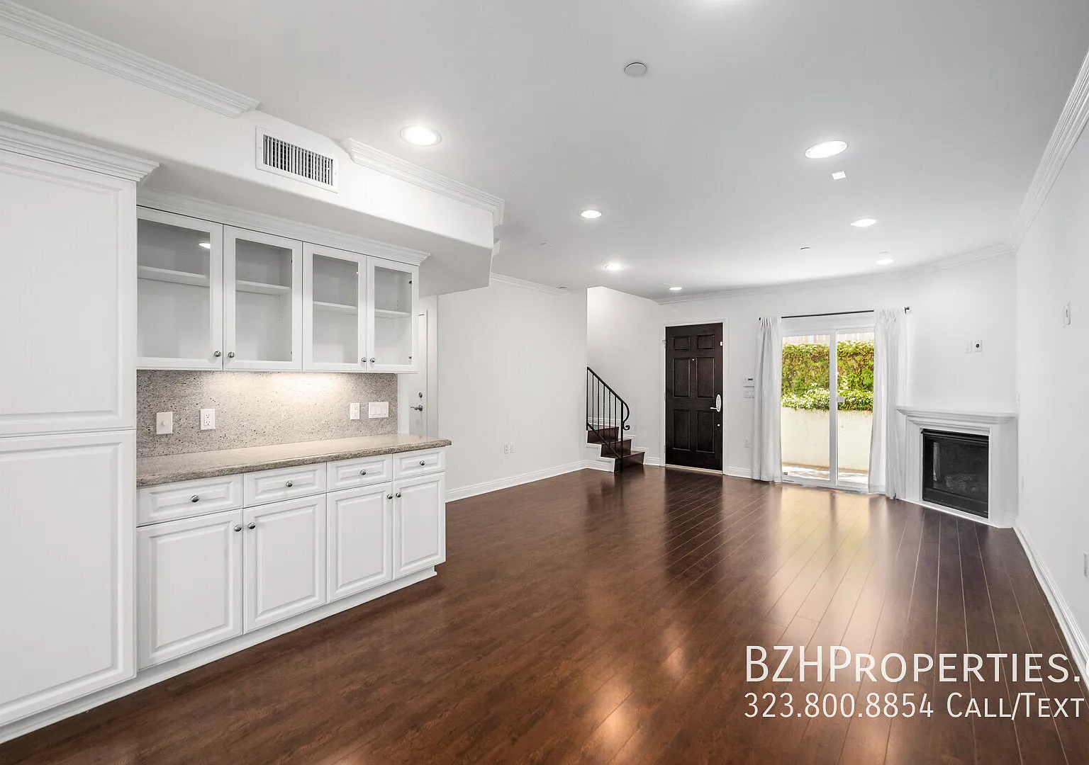 3 Bedroom Townhome with Central A/C, In-unit Laundry and Parking Included — Photo 4