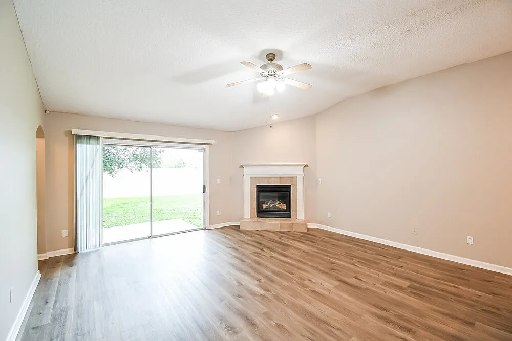 4 bed, 2.0 bath, 2490 sqft, $2,035 — Photo 3