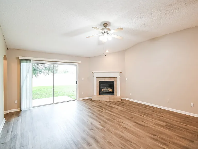 9135 Prosperity Lake Dr — Photo 3