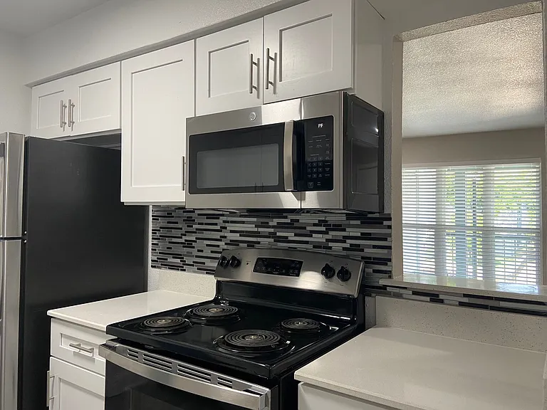 Mission Pointe Club Apartments — Photo 26