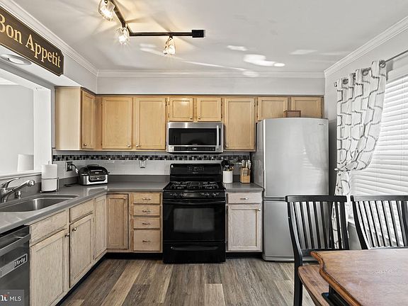 2nd image of 212 River Ct