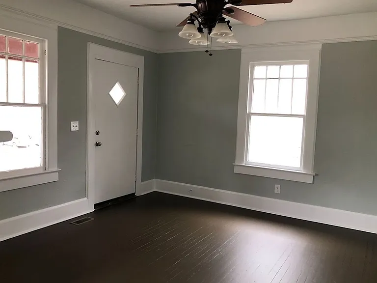 906 Queen St — Photo 2