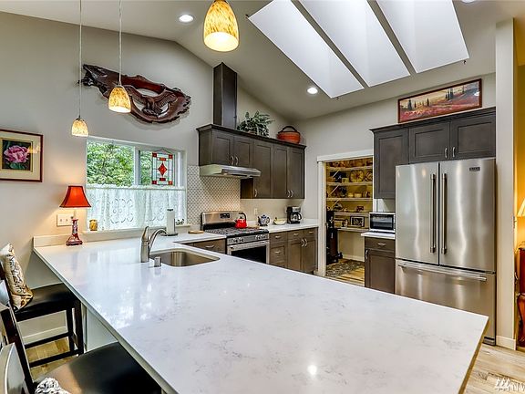 Counter top is quartz.