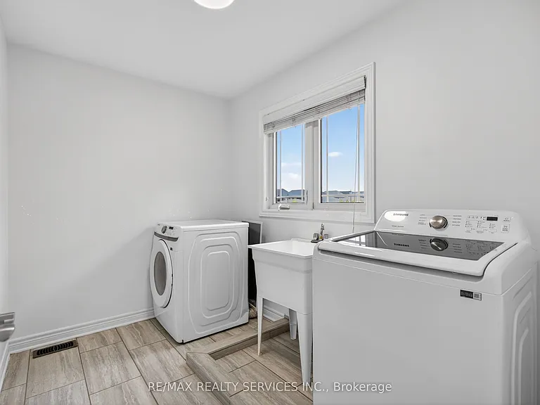 4 Bergenstein Cres — Photo 21