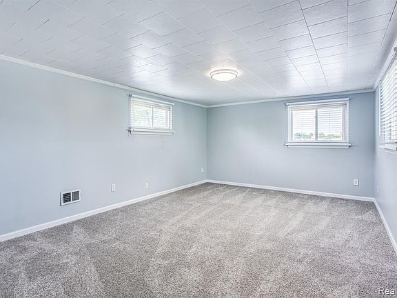 5th image of 4624 Hillcrest Ave