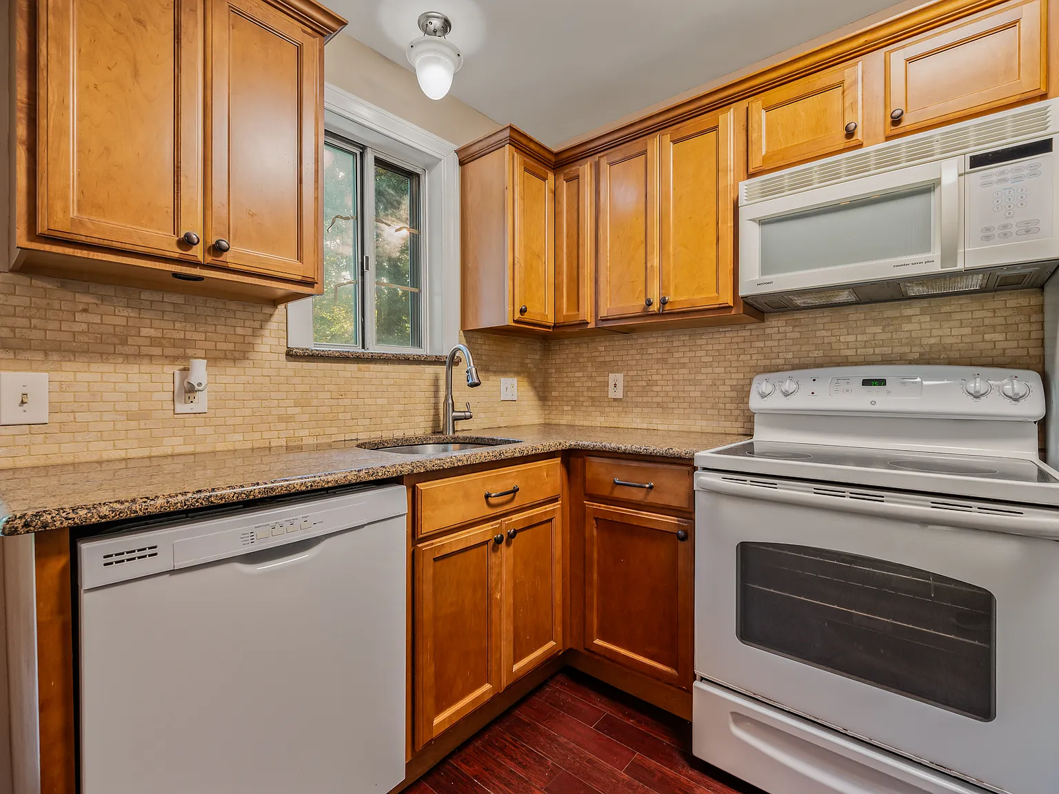 2 bed, 930 sqft, $2,000 — Photo 4