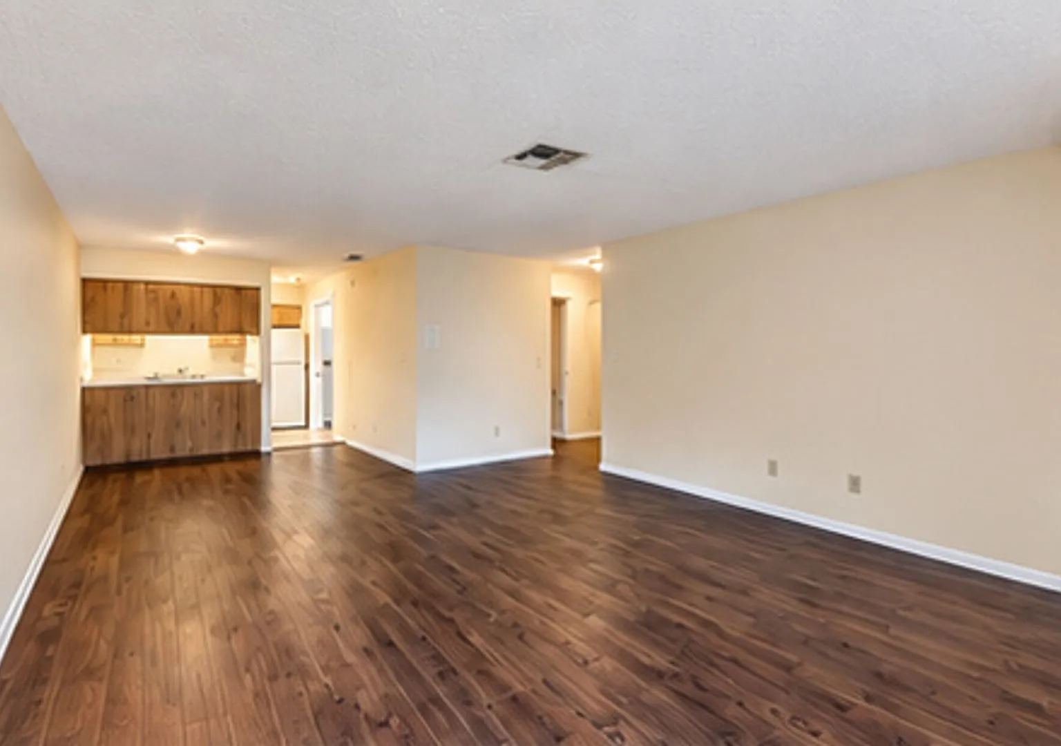 Charming Two Bedroom Apartment Close to Shopping and Transportation — Photo 3