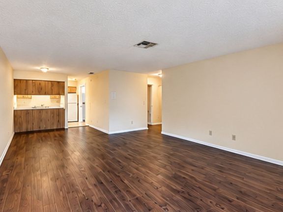3rd image of 720 NE 30th Ave APT R