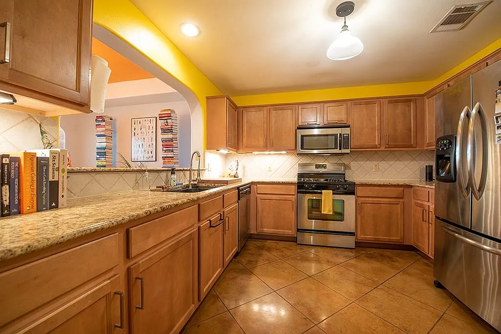 3 bed, 2.0 bath, 1783 sqft, $3,400 — Photo 3