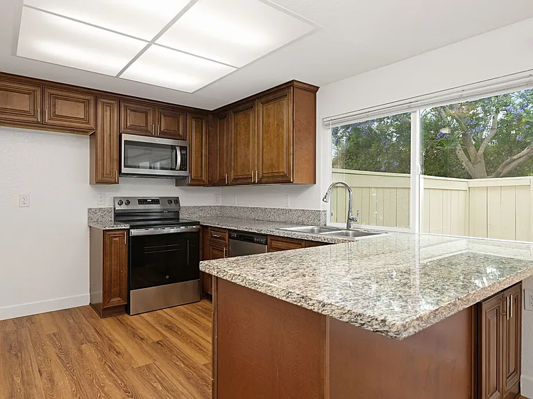 3661 Harvard Dr — Photo 10