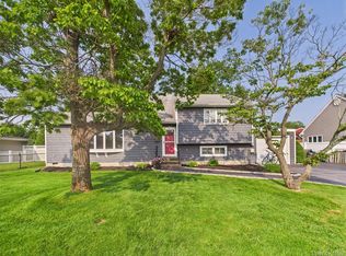 554 S 8th Street, Lindenhurst, NY 11757