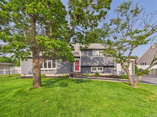 554 S 8th Street, Lindenhurst, NY 11757