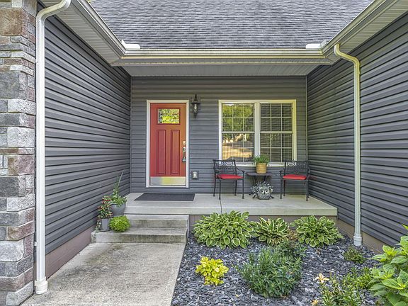 4th image of 599 Meadowdale Dr