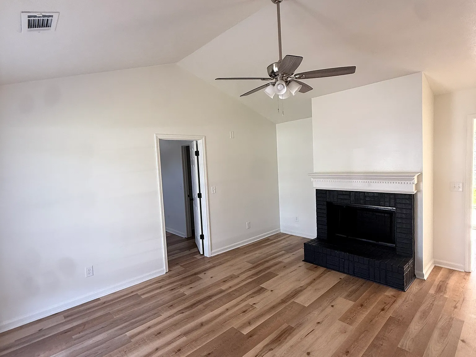 3 bed, 1072 sqft, $1,500 — Photo 2